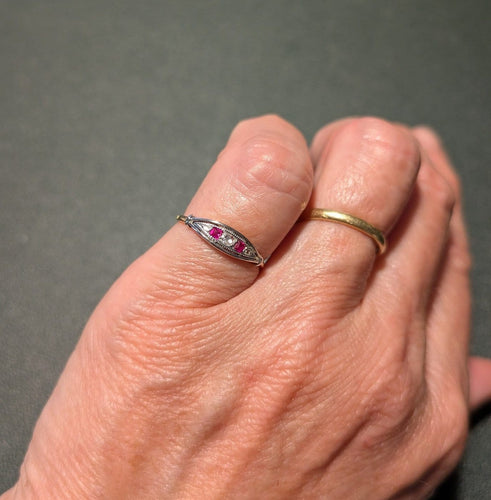 Bague 50.5 Bague jarretière Art déco en or jaune, platine, diamants et rubis 58 Facettes