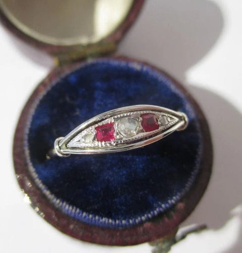 Bague 50.5 Bague jarretière Art déco en or jaune, platine, diamants et rubis 58 Facettes