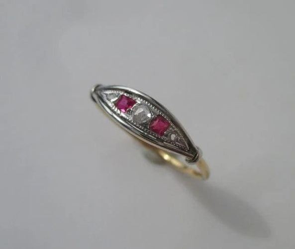 Bague 50.5 Bague jarretière Art déco en or jaune, platine, diamants et rubis 58 Facettes