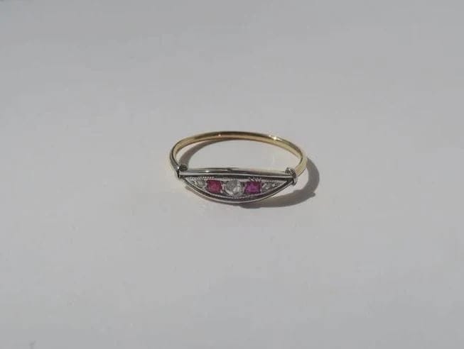 Bague 50.5 Bague jarretière Art déco en or jaune, platine, diamants et rubis 58 Facettes