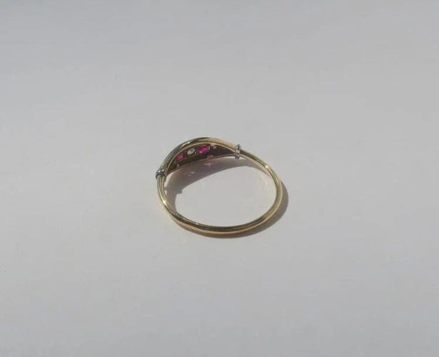 Bague 50.5 Bague jarretière Art déco en or jaune, platine, diamants et rubis 58 Facettes