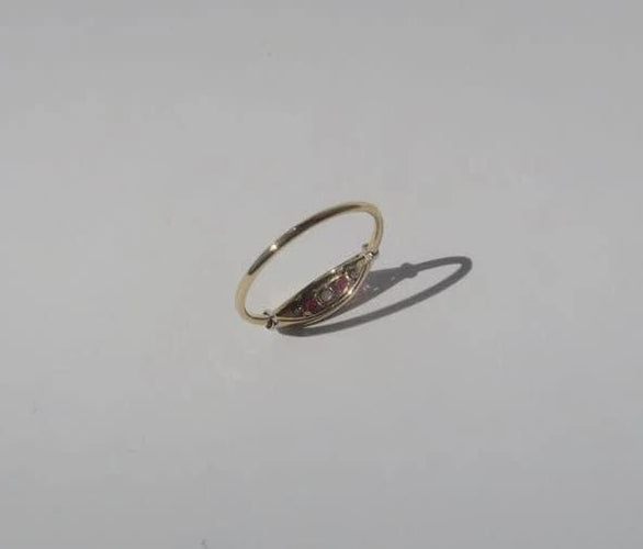 Bague 50.5 Bague jarretière Art déco en or jaune, platine, diamants et rubis 58 Facettes