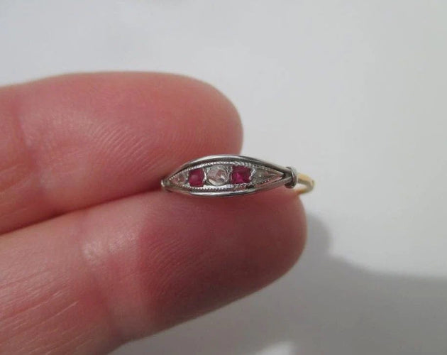 Bague 50.5 Bague jarretière Art déco en or jaune, platine, diamants et rubis 58 Facettes