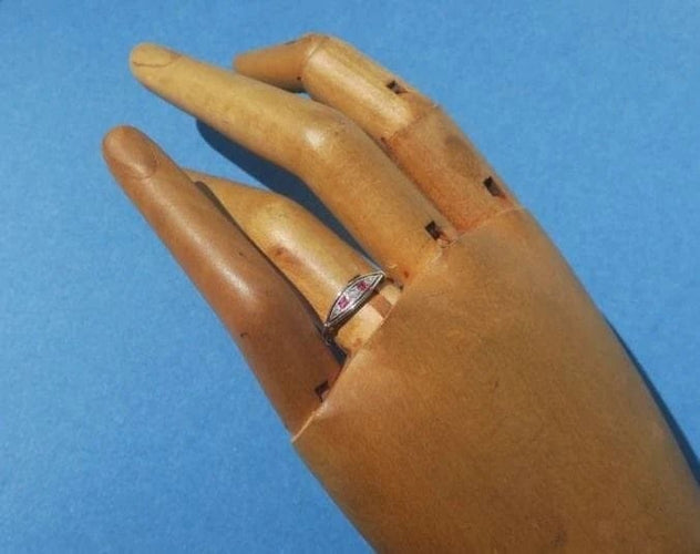 Bague 50.5 Bague jarretière Art déco en or jaune, platine, diamants et rubis 58 Facettes