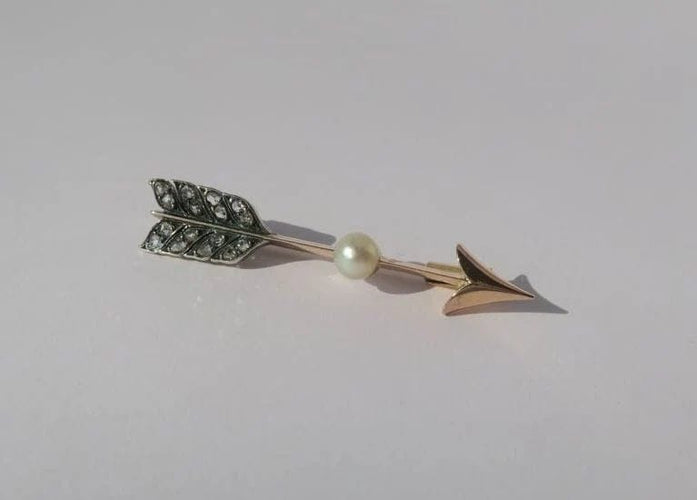 Broche Broche flèche en or rose 18 carats, perle fine et diamants 58 Facettes
