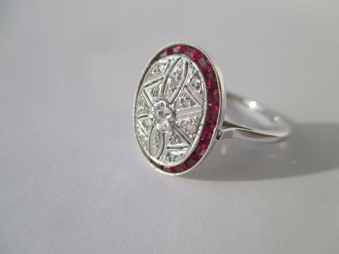 Bague 57 Art Déco - Bague en or blanc, diamants et rubis 58 Facettes