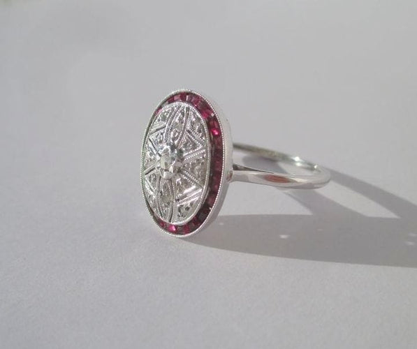Bague 57 Art Déco - Bague en or blanc, diamants et rubis 58 Facettes