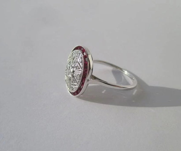 Bague 57 Art Déco - Bague en or blanc, diamants et rubis 58 Facettes