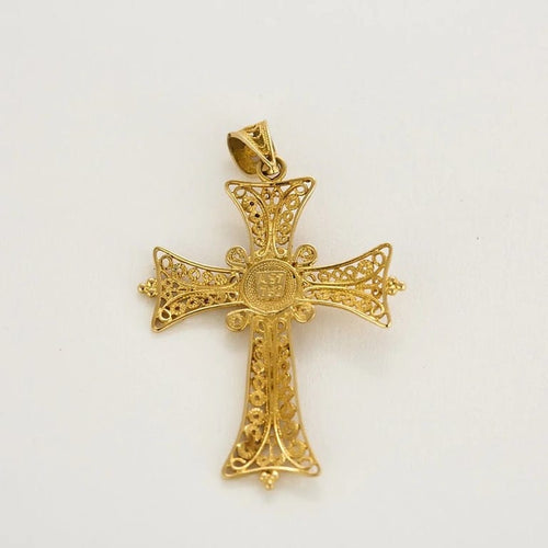 Pendentif Pendentif croix ciselée en or jaune 18K et cabochon turquoise 58 Facettes