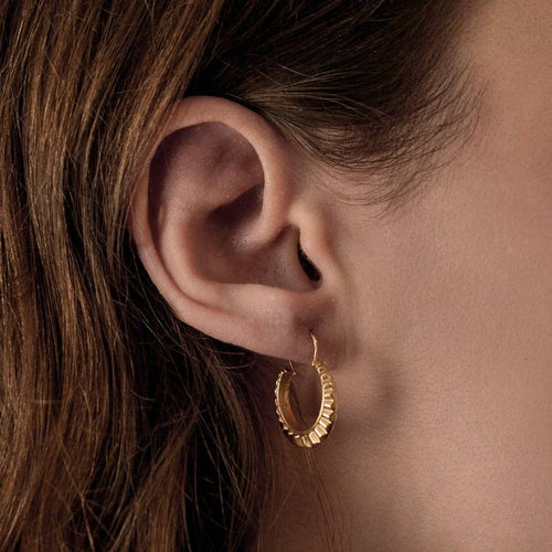 Boucles d'oreilles Créoles anciennes ciselées en or jaune 18K 58 Facettes