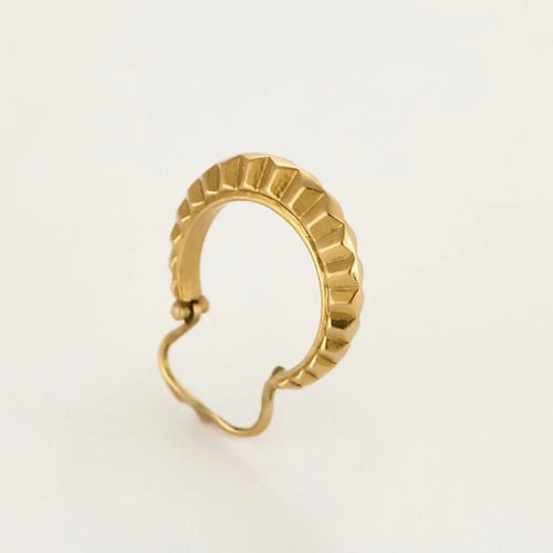 Boucles d'oreilles Créoles anciennes ciselées en or jaune 18K 58 Facettes
