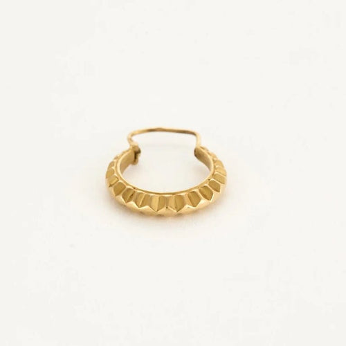 Boucles d'oreilles Créoles anciennes ciselées en or jaune 18K 58 Facettes