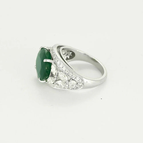 Bague 53.5 Bague en platine 950 sertie d’une émeraude 6,93 ct et diamants 58 Facettes