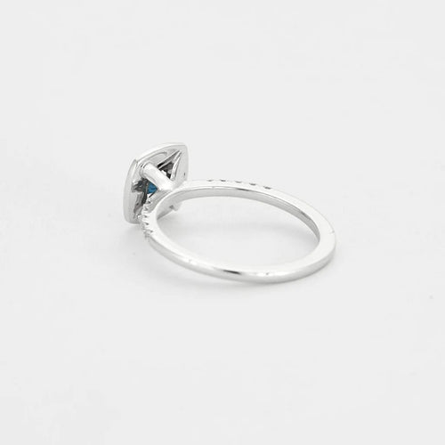 Bague 53 Bague - Solitaire entourage en or blanc avec saphir et diamants 58 Facettes