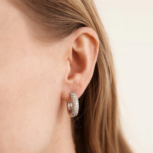 Boucles d'oreilles Créoles pavées de diamants en or blanc 18 carats 58 Facettes P98L13