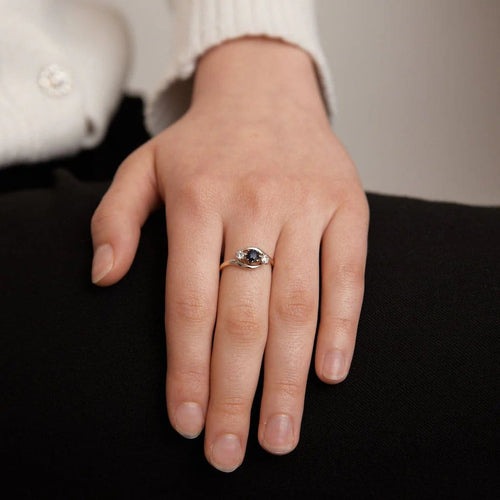 Bague 54 Bague trilogie en or jaune 18 carats et platine, saphir et diamants 58 Facettes
