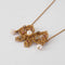 Collier Collier nœud en or jaune 18 carats avec perles, diamants et rubis 58 Facettes