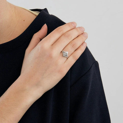 Bague 52 Bague ancienne en or blanc 18K sertie de 3 diamants 58 Facettes
