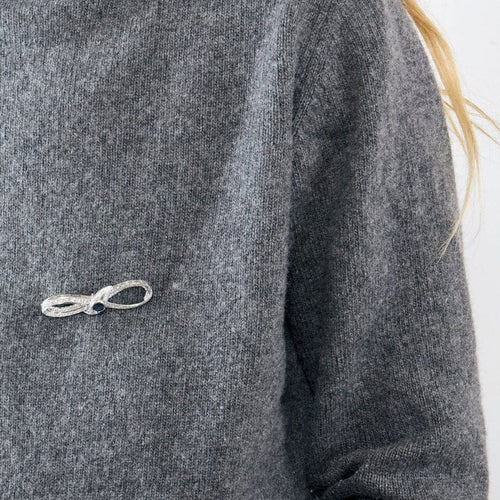 Broche Broche motif infini en platine 950, diamants et saphir 58 Facettes
