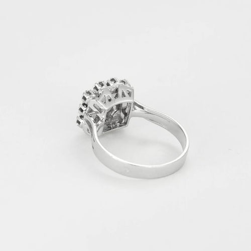Bague 52 Bague ancienne motif carré en or blanc et diamants 58 Facettes