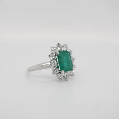 Bague 54 Bague en or blanc 18 carats avec émeraude 2,65 ct et diamants 58 Facettes 1.0000791/1