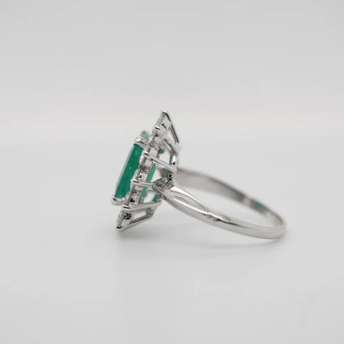 Bague 54 Bague en or blanc 18 carats avec émeraude 2,65 ct et diamants 58 Facettes 1.0000791/1