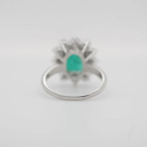 Bague 54 Bague en or blanc 18 carats avec émeraude 2,65 ct et diamants 58 Facettes 1.0000791/1