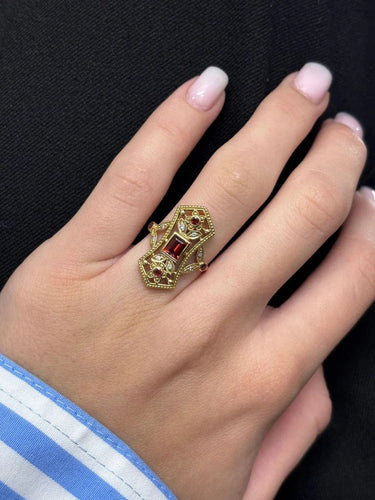Bague 52 Bague ancienne en or jaune 18K avec grenats et diamants 58 Facettes 1064