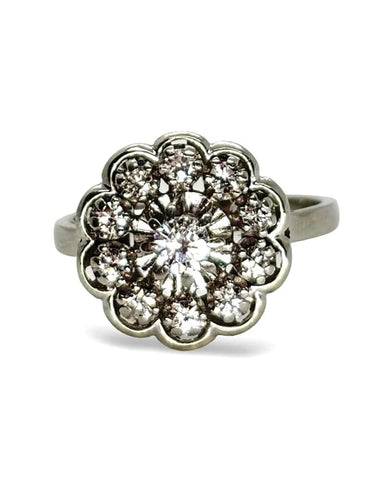 Bague 64 Bague marguerite ancienne en or blanc 18K, platine et diamants 0,85 ct 58 Facettes 1179
