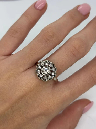 Bague 64 Bague marguerite ancienne en or blanc 18K, platine et diamants 0,85 ct 58 Facettes 1179
