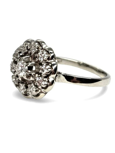 Bague 64 Bague marguerite ancienne en or blanc 18K, platine et diamants 0,85 ct 58 Facettes 1179