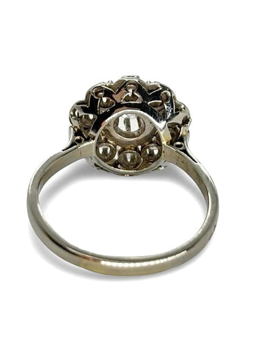 Bague 64 Bague marguerite ancienne en or blanc 18K, platine et diamants 0,85 ct 58 Facettes 1179