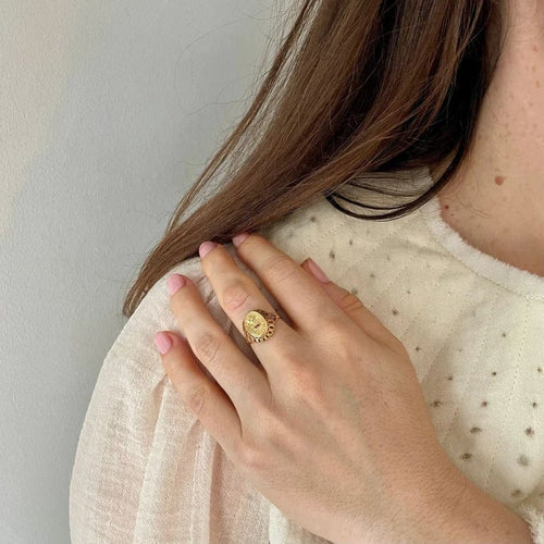 Bague 56.5 Augis - Bague chevalière Médaille d'amour en or jaune, diamant et rubis 58 Facettes LMB-309