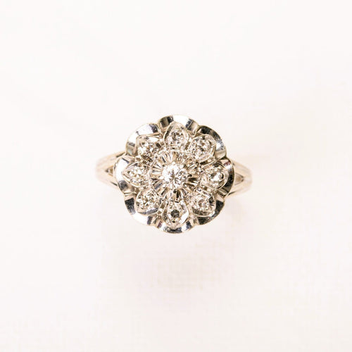 Bague 54 Bague fleur ciselée en or gris 18K et diamants 58 Facettes