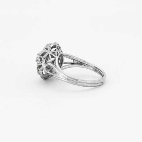 Bague 54 Bague fleur ciselée en or gris 18K et diamants 58 Facettes