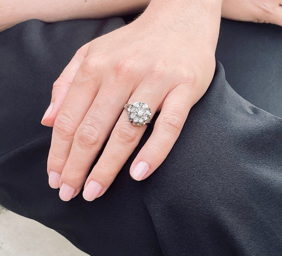 Bague 54 Bague fleur ciselée en or gris 18K et diamants 58 Facettes