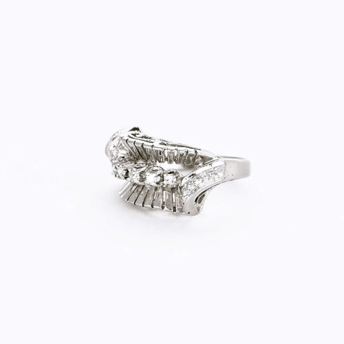 Bague 49 Bague lignes et volutes en or blanc et platine, sertie de diamants 58 Facettes