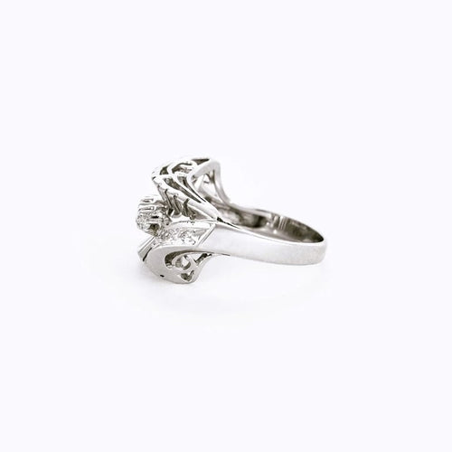 Bague 49 Bague lignes et volutes en or blanc et platine, sertie de diamants 58 Facettes