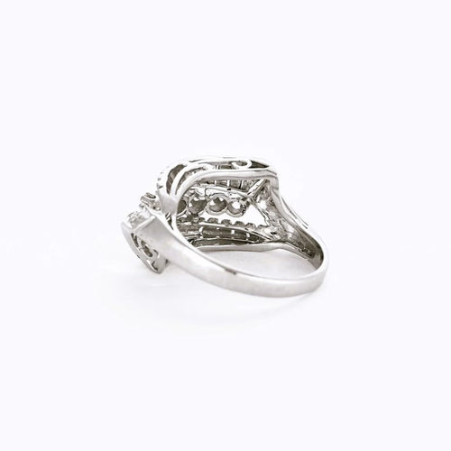 Bague 49 Bague lignes et volutes en or blanc et platine, sertie de diamants 58 Facettes