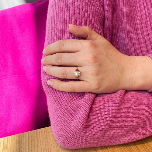 Bague 55 Bague marguerite en or jaune 18K perle, diamants et rubis 58 Facettes LMB-229