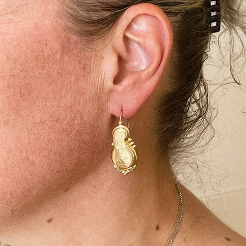 Boucles d'oreilles Boucles d'oreilles dormeuses anciennes en or jaune 18K ciselé 58 Facettes