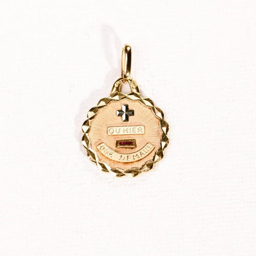 Pendentif Augis - Médaille d’amour ronde trois ors « Plus qu’hier moins que demain » 58 Facettes LMB-279