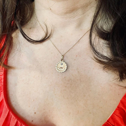 Pendentif Augis - Médaille d’amour ronde trois ors « Plus qu’hier moins que demain » 58 Facettes LMB-279