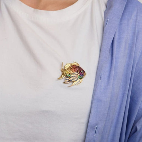 Broche Broche poisson arc-en-ciel en or jaune 18 carats, saphirs et diamants 58 Facettes