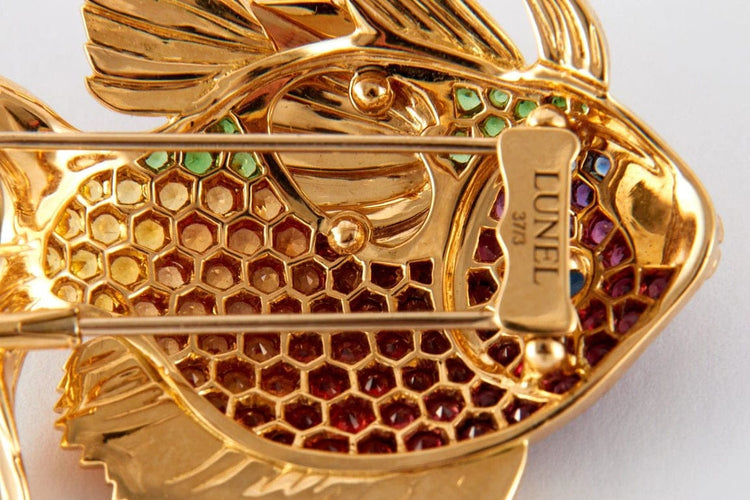 Broche Broche poisson arc-en-ciel en or jaune 18 carats, saphirs et diamants 58 Facettes