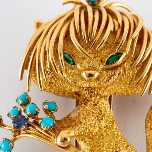 Broche Broche chat en or jaune 18k, turquoises, émeraudes et saphir 58 Facettes 2.173