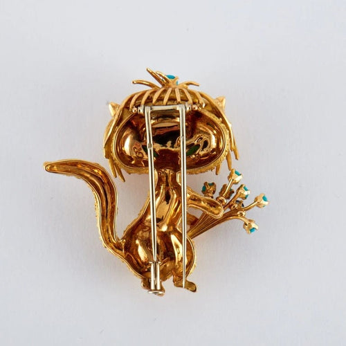 Broche Broche chat en or jaune 18k, turquoises, émeraudes et saphir 58 Facettes 2.173