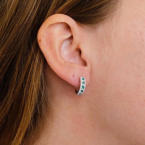 Boucles d'oreilles Ligne Vendôme - Boucles d’oreilles créoles en or gris 18k, émeraudes et diamants 58 Facettes 2.114