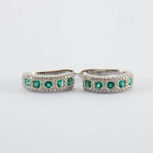 Boucles d'oreilles Ligne Vendôme - Boucles d’oreilles créoles en or gris 18k, émeraudes et diamants 58 Facettes 2.114