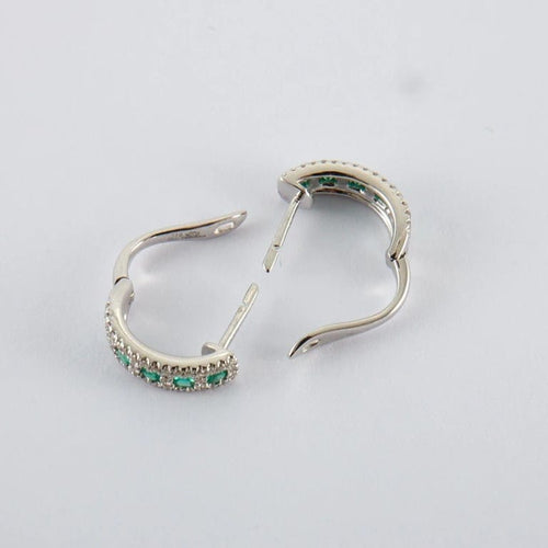 Boucles d'oreilles Ligne Vendôme - Boucles d’oreilles créoles en or gris 18k, émeraudes et diamants 58 Facettes 2.114